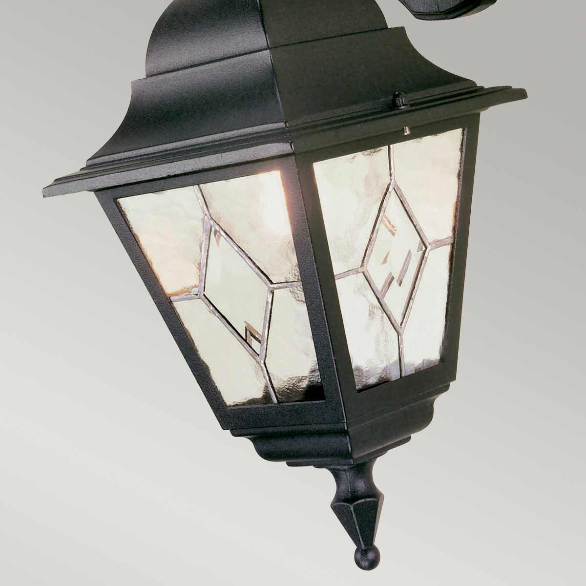 Norfolk Noir lampe d’extérieur De Elstead Lighting - Il est fabriqu&eacute; en aluminium moul&eacute; et en verre plomb&eacute; et allie durabilit&eacute; et esth&eacute;tique.