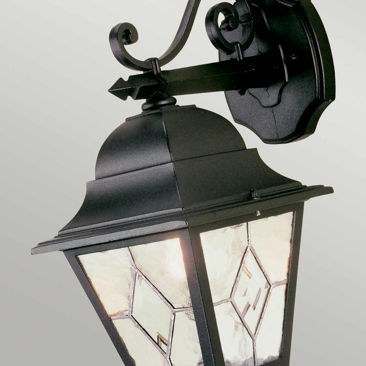 Norfolk Noir lampe d’extérieur De Elstead Lighting - Il est fabriqu&eacute; en aluminium moul&eacute; et en verre plomb&eacute; et allie durabilit&eacute; et esth&eacute;tique.