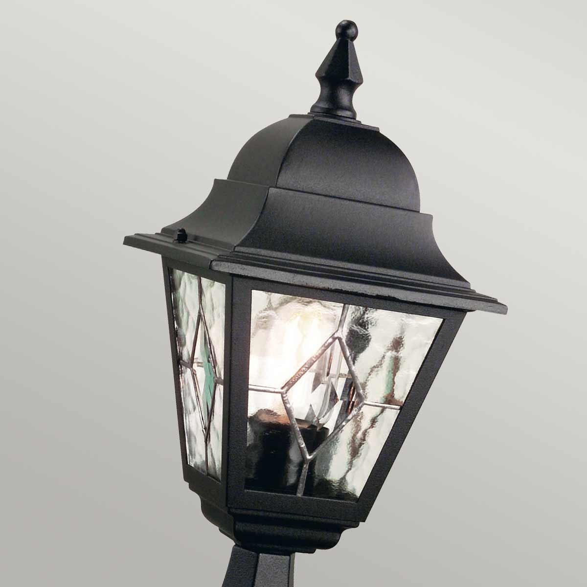 Norfolk 44cm Noir De Elstead Lighting - Le lampadaire Norfolk offre un design classique et élégant avec ses panneaux en verre au plomb, chaque panneau étant composé de cinq morceaux de verre découpés à la main.
