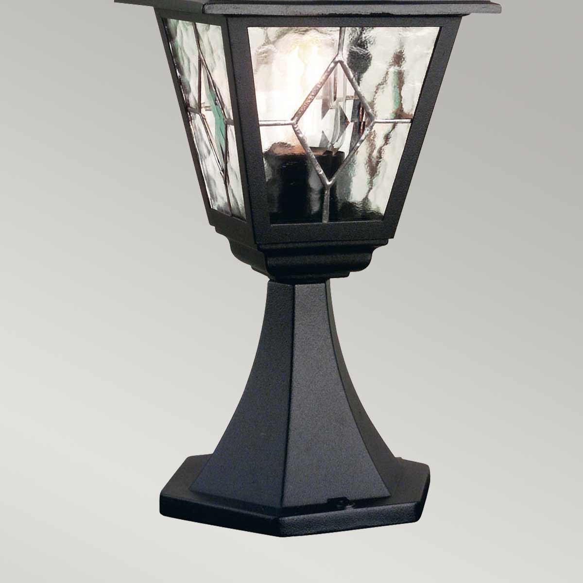 Norfolk 44cm Noir De Elstead Lighting - Le lampadaire Norfolk offre un design classique et élégant avec ses panneaux en verre au plomb, chaque panneau étant composé de cinq morceaux de verre découpés à la main.