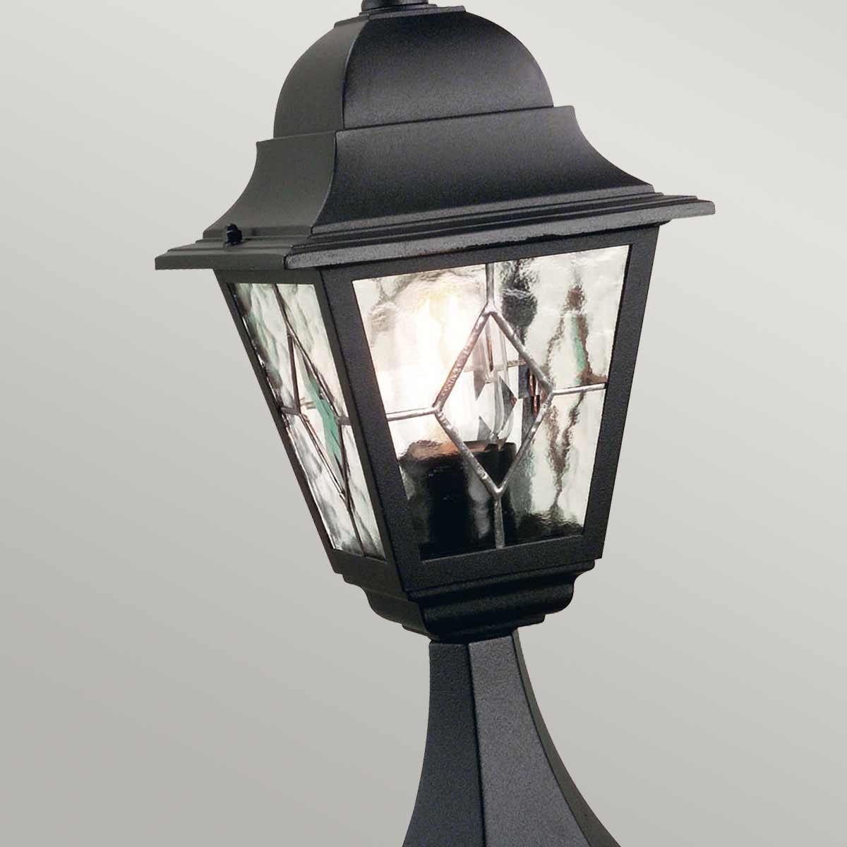 Norfolk 44cm Noir De Elstead Lighting - Le lampadaire Norfolk offre un design classique et élégant avec ses panneaux en verre au plomb, chaque panneau étant composé de cinq morceaux de verre découpés à la main.