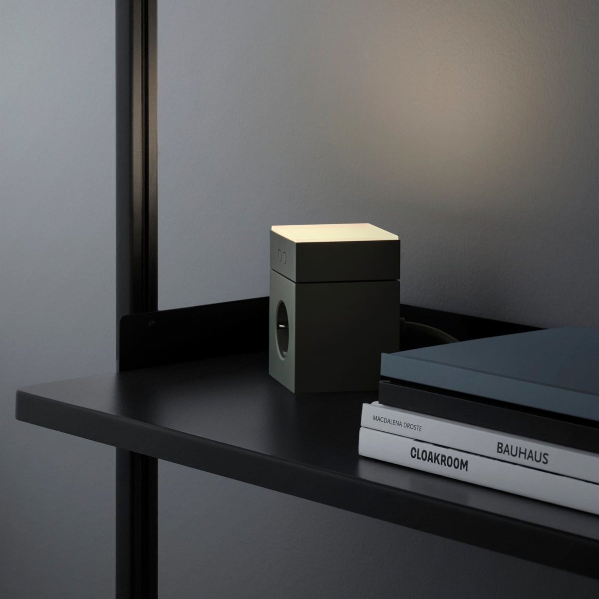LAMP 1 - EU Vert De Avolt - Cette petite lampe pratique se branche directement sur une prise murale standard de 230 V et est id&eacute;ale comme veilleuse ou lampe d'ambiance dans les couloirs, les chambres ou toute pi&egrave;ce o&ugrave; vous souhaitez un &eacute;clairage doux.