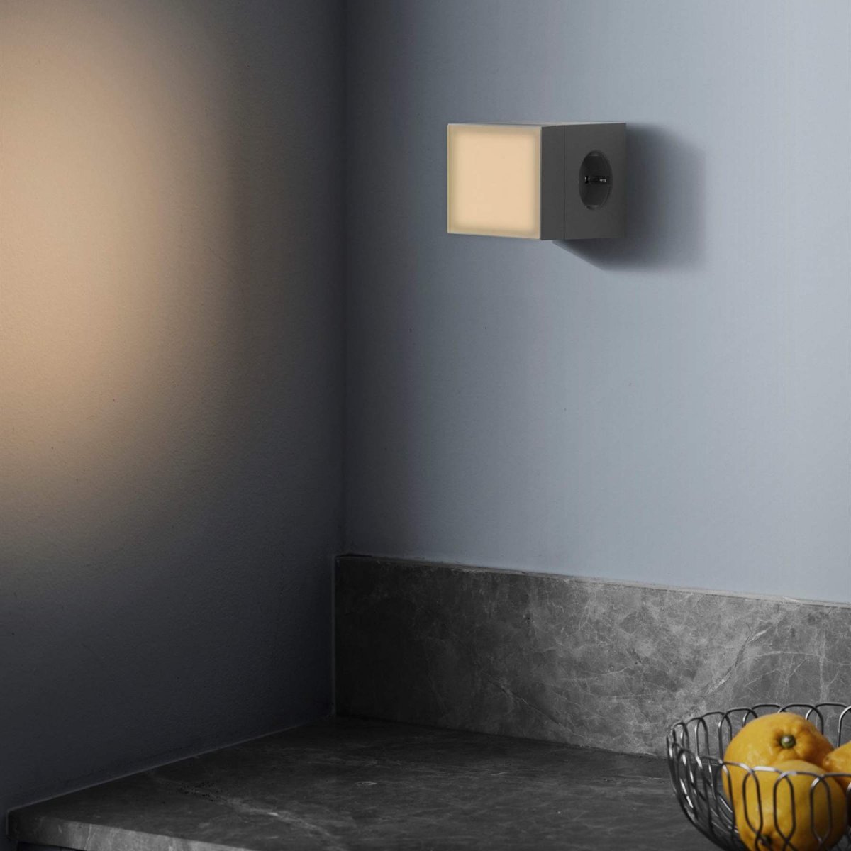 LAMP 1 - EU Gris De Avolt - Cette petite lampe pratique se branche directement sur une prise murale standard de 230 V et est id&eacute;ale comme veilleuse ou lampe d'ambiance dans les couloirs, les chambres ou toute pi&egrave;ce o&ugrave; vous souhaitez un &eacute;clairage doux.