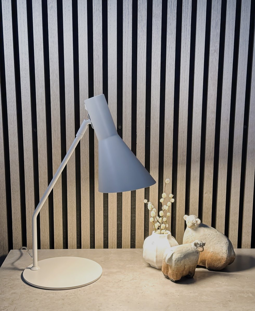 Ceres 46cm Beige lampe de bureau De Aneta Lighting - La lampe de table CERES est à la fois pratique et élégante et offre une lumière agréable pour travailler ou lire.