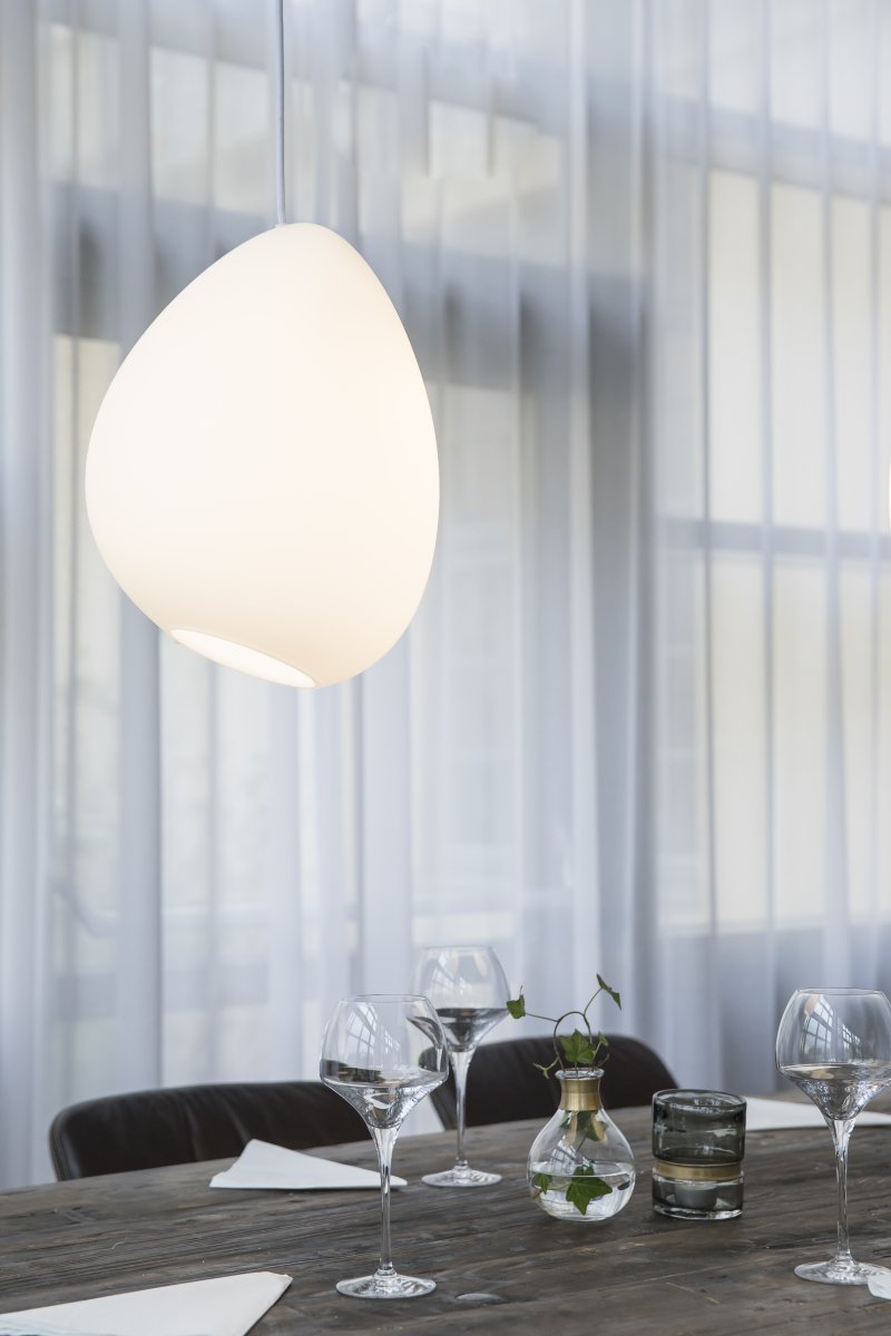 Ocean Ø32 Blanc suspension De Belid - Son abat-jour en verre blanc assure une belle diffusion de la lumi&egrave;re et une ambiance chaleureuse.