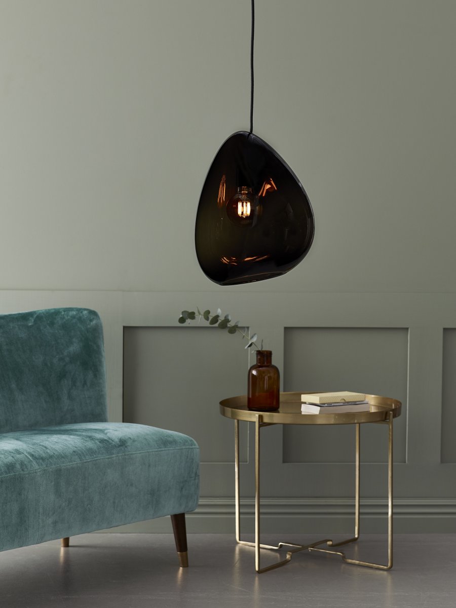 Ocean 32cm Couleur fumée suspension De Belid - La suspension de forme organique a un aspect distinctif et dynamique et ajoute de la personnalit&eacute; &agrave; la pi&egrave;ce.