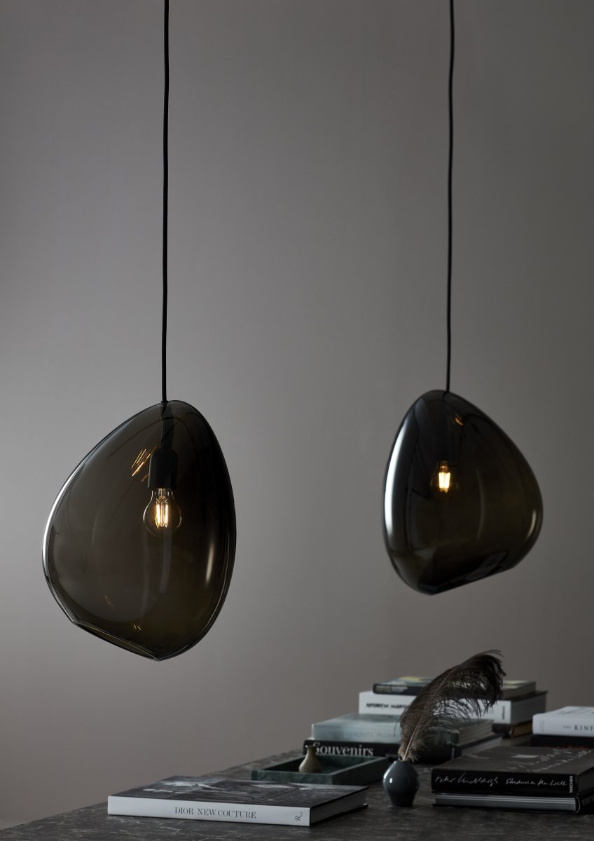 Ocean 32cm Couleur fumée suspension De Belid - La suspension de forme organique a un aspect distinctif et dynamique et ajoute de la personnalit&eacute; &agrave; la pi&egrave;ce.