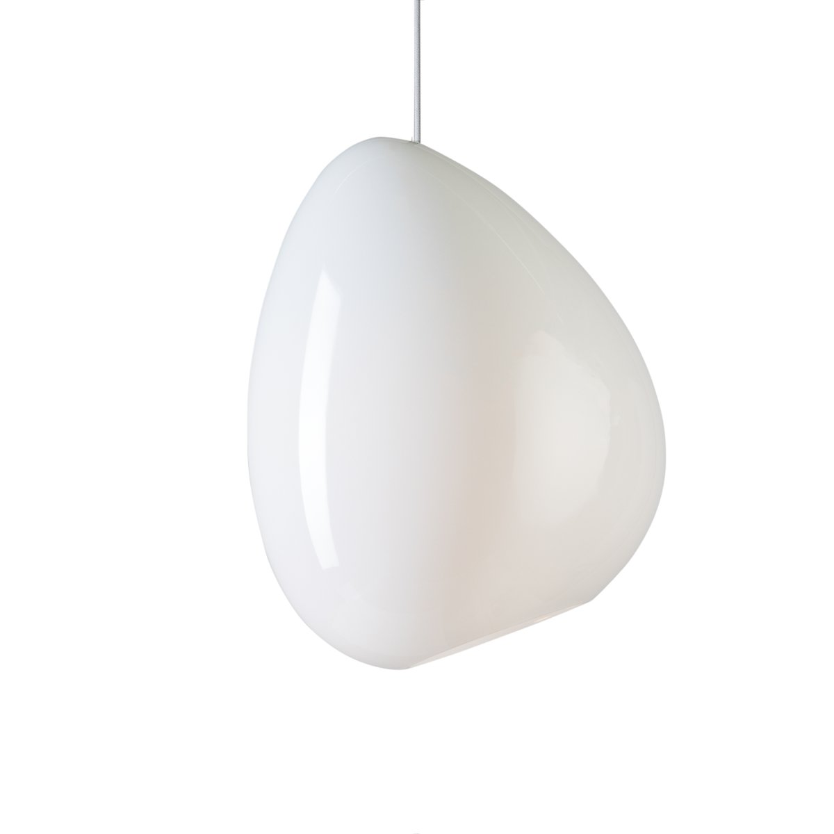 Ocean Ø32 Blanc suspension De Belid - Son abat-jour en verre blanc assure une belle diffusion de la lumi&egrave;re et une ambiance chaleureuse.