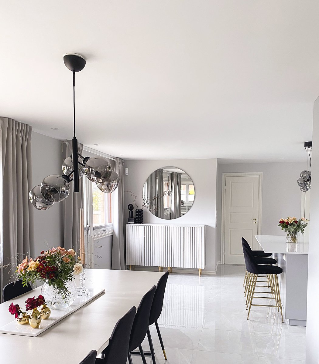 Atom Ø48 Couleur fumée suspension De Aneta Lighting - Les cinq coupoles en verre fum&eacute; assurent une r&eacute;partition agr&eacute;able de la lumi&egrave;re dans la pi&egrave;ce sans &eacute;blouissement.