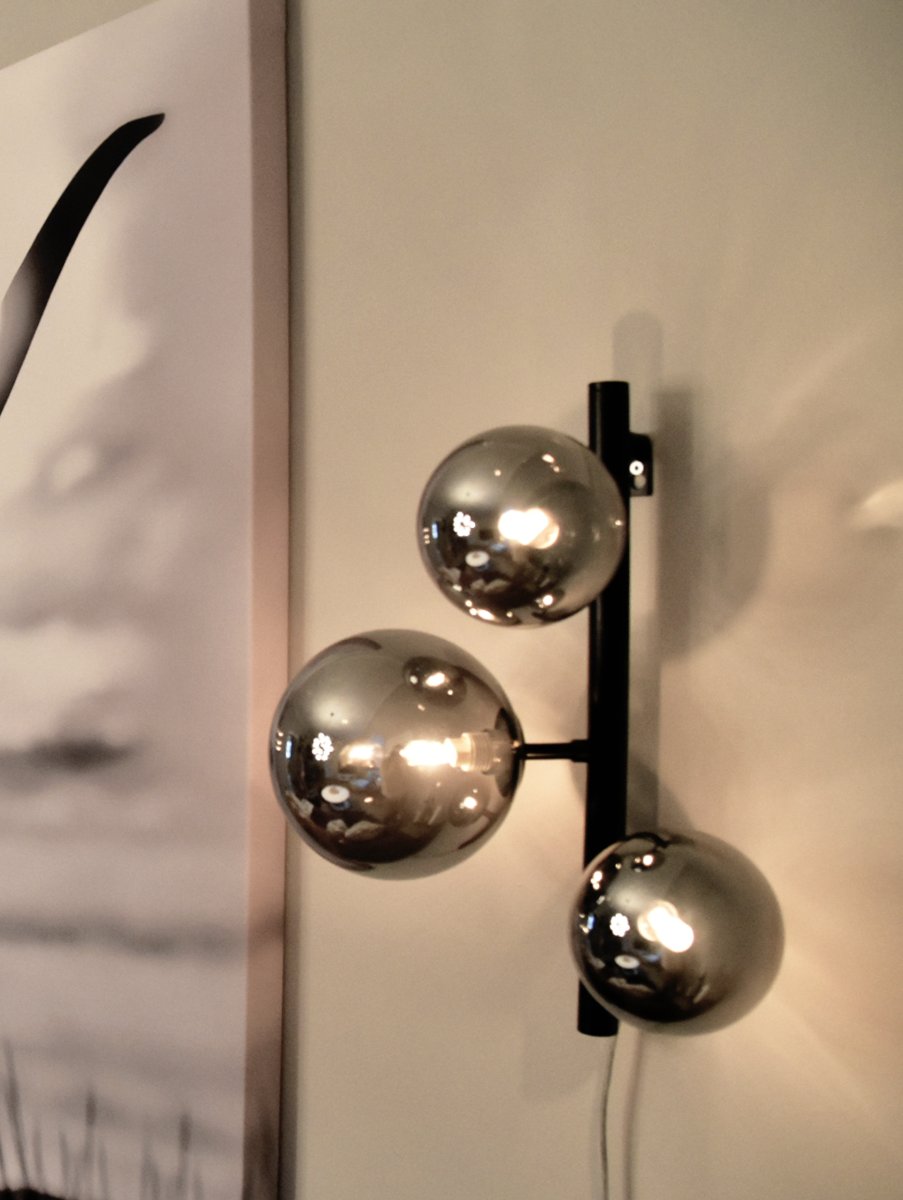 Molekyl 36cm Gris fumé applique murale De Aneta Lighting - Fabriquée en métal noir, elle est dotée d'abat-jour en verre fumé qui diffusent une lumière douce et agréable.