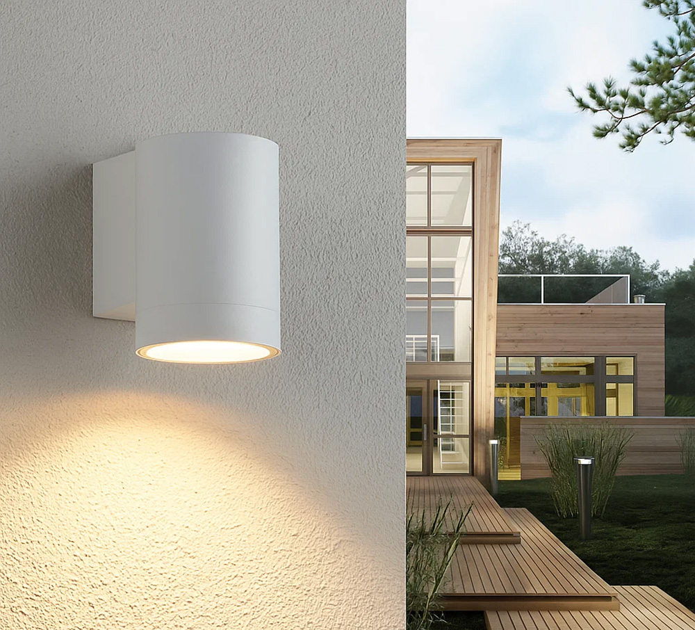 Oden Single Blanc lampe d’extérieur De Lampan - Lampan lyser fint ner p&aring; v&auml;ggen och skapar en h&auml;rlig atmosf&auml;r.
