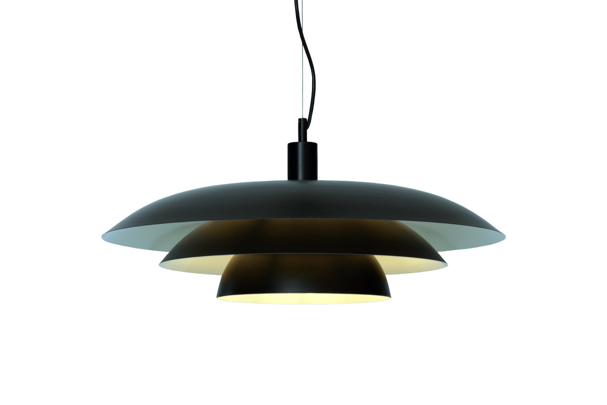 Epsilon Ø56 Noir suspension De Aneta Lighting - Son abat-jour en m&eacute;tal noir, compos&eacute; de trois parties, assure une diffusion agr&eacute;able de la lumi&egrave;re et &eacute;vite l'&eacute;blouissement.
