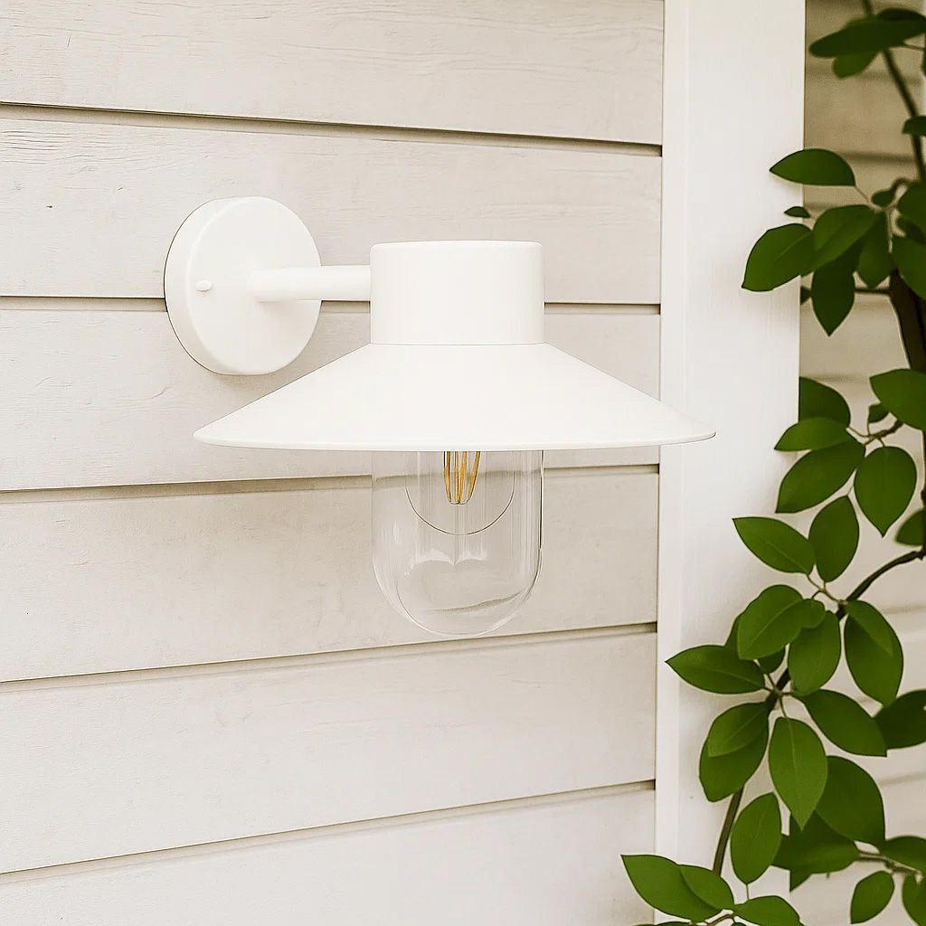 Onsala Blanc lampe d’extérieur De Nordic Lighting - Elle est particuli&egrave;rement adapt&eacute;e &agrave; une utilisation dans une entr&eacute;e, sur une terrasse ou dans un garage.