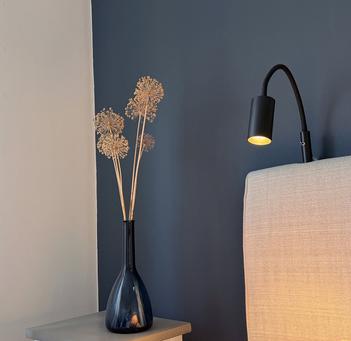 Hugin Flex Noir lampe de lecture De Aneta Lighting - Un bras flexible recouvert de silicone permet d'orienter facilement la lumi&egrave;re dans la direction souhait&eacute;e.