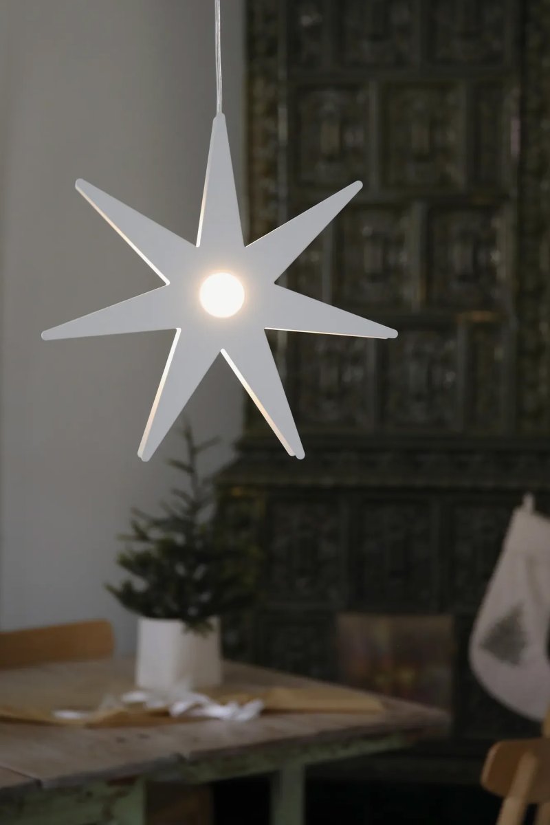 Origo Ø37 Blanc De Markslöjd - L'&eacute;toile de l'Avent Origo est une &eacute;toile de No&euml;l &eacute;l&eacute;gante et moderne en m&eacute;tal blanc, qui cr&eacute;e une ambiance chaleureuse dans votre int&eacute;rieur.