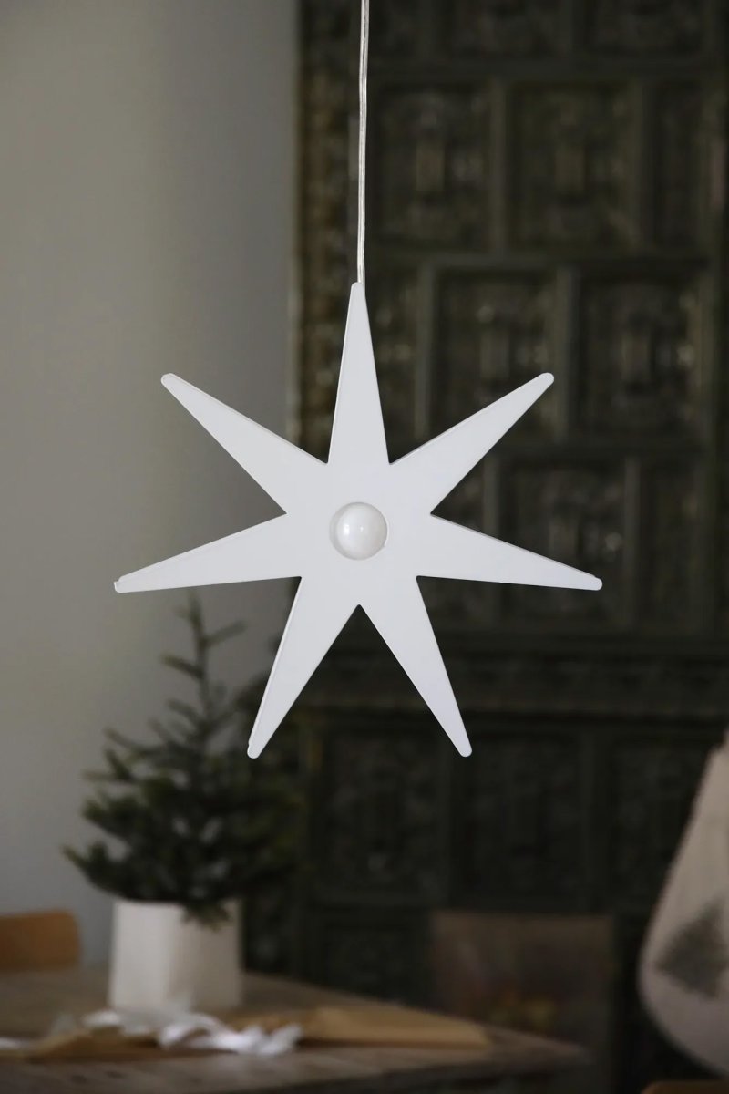 Origo Ø37 Blanc De Markslöjd - L'&eacute;toile de l'Avent Origo est une &eacute;toile de No&euml;l &eacute;l&eacute;gante et moderne en m&eacute;tal blanc, qui cr&eacute;e une ambiance chaleureuse dans votre int&eacute;rieur.