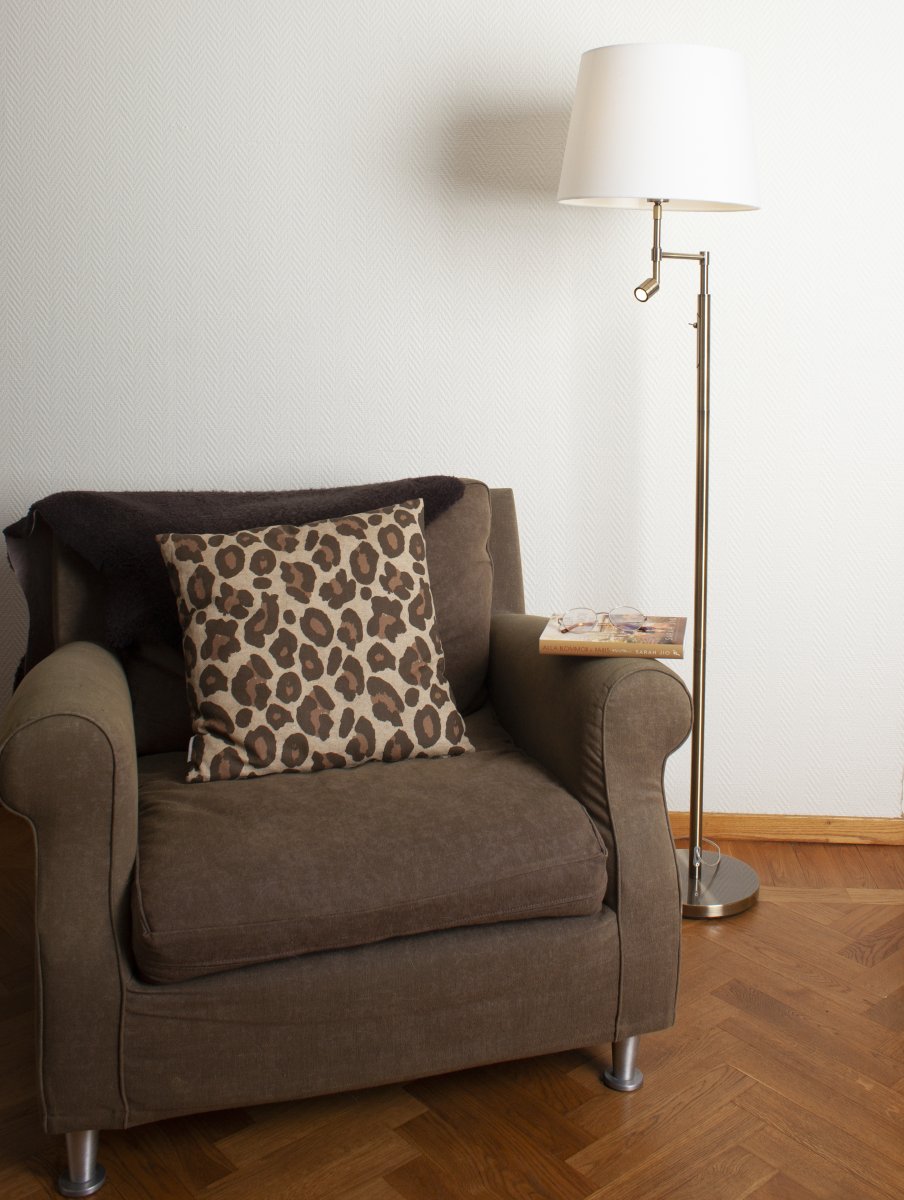 Orlando Laiton antique lampadaire De By Rydéns - Grâce à la lampe LED, vous obtenez une meilleure lumière lors de la lecture, c'est pourquoi la lampe est souvent placée à côté de votre table de chevet préférée.