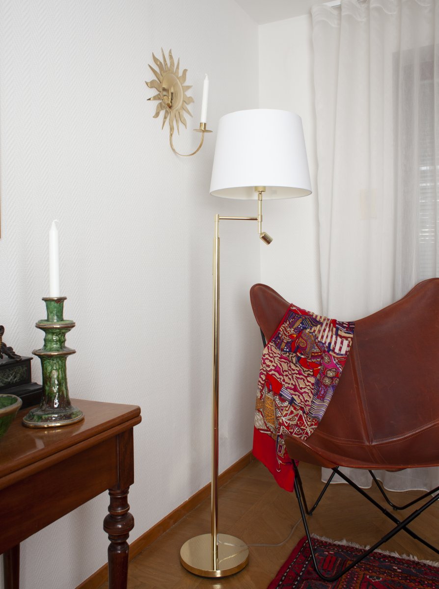 Orlando Laiton lampadaire De By Rydéns - Grâce à la lampe LED, vous obtenez une meilleure lumière lors de la lecture, c'est pourquoi la lampe est souvent placée à côté de votre table de chevet préférée.