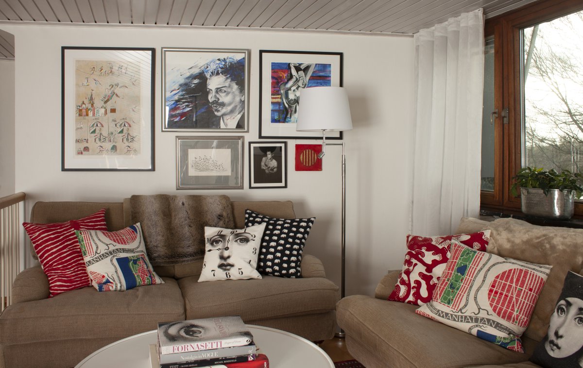 Orlando Chrome lampadaire De By Rydéns - Gr&acirc;ce &agrave; la lampe LED, vous obtenez une meilleure lumi&egrave;re lors de la lecture, c'est pourquoi la lampe est souvent plac&eacute;e &agrave; c&ocirc;t&eacute; de votre table de chevet pr&eacute;f&eacute;r&eacute;e.