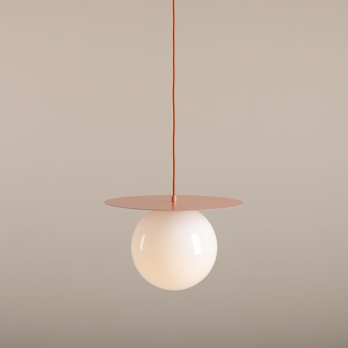 Loop Ø40 Corail suspension De Artera - Le dôme rond en verre opale a un diamètre de 25 cm et assure une belle répartition de la lumière dans la pièce.
