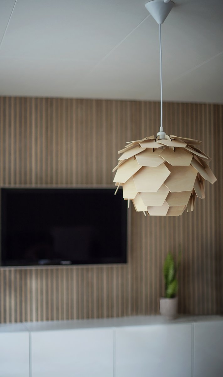 Carpatica Ø40 Nature suspension De Aneta Lighting - Le plafonnier est en plastique blanc pour suspension par crochet et est équipé d'une bande de serrage.