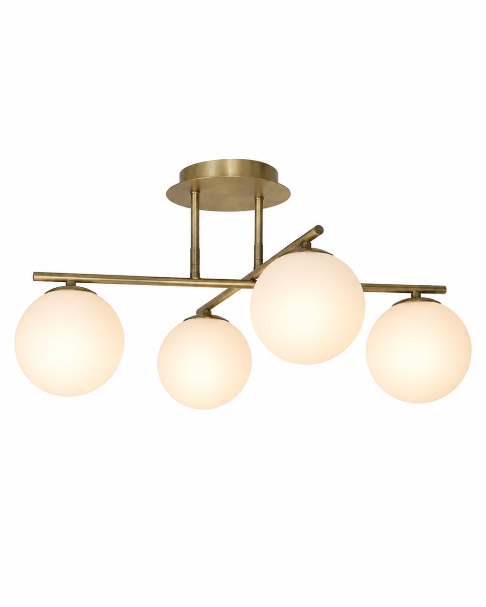 Globi 4 Ø65 Laiton brossé/blanc plafonnier De Nordic Lighting - Id&eacute;al pour les couloirs, les chambres ou les salons, il offre un &eacute;clairage d&eacute;coratif et g&eacute;n&eacute;ral de qualit&eacute;.