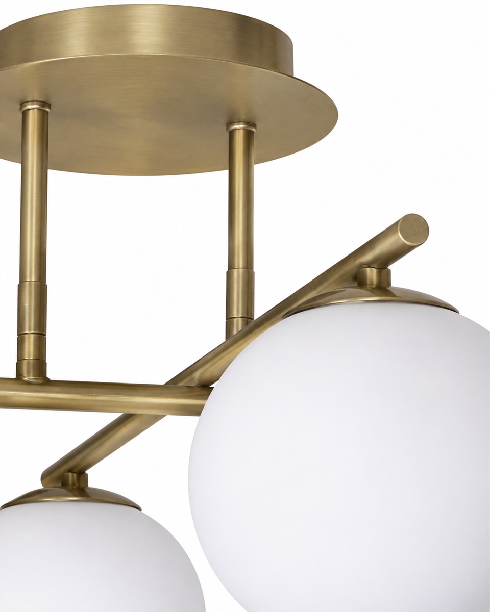 Globi 4 Ø65 Laiton brossé/blanc plafonnier De Nordic Lighting - Id&eacute;al pour les couloirs, les chambres ou les salons, il offre un &eacute;clairage d&eacute;coratif et g&eacute;n&eacute;ral de qualit&eacute;.