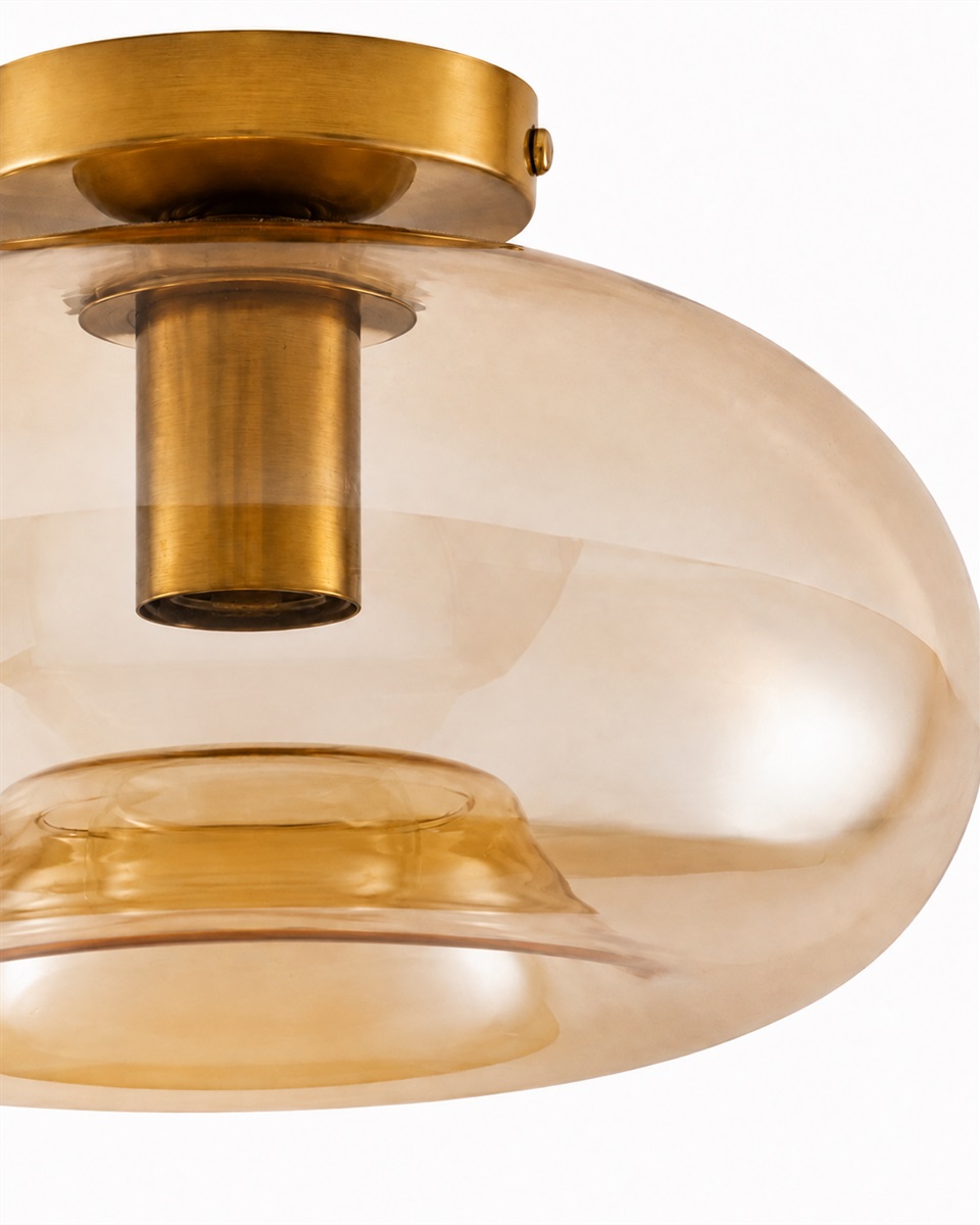 Munc Ø28 Ambre plafonnier De Lampan - Munc est un plafonnier &eacute;l&eacute;gant qui allie verre et m&eacute;tal dans un design raffin&eacute; et &eacute;pur&eacute;.