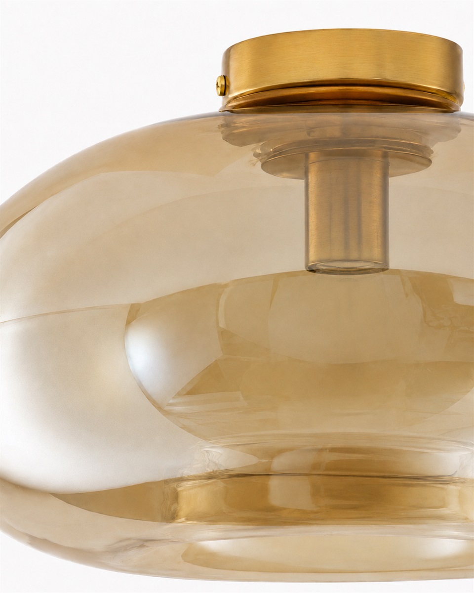 Munc Ø40 Ambre plafonnier De Lampan - Munc est un plafonnier &eacute;l&eacute;gant qui allie verre et m&eacute;tal dans un design raffin&eacute; et &eacute;pur&eacute;.