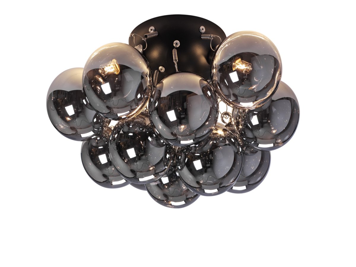 Monaco Ø30 Couleur fumée plafonnier De Lampan - Il est tout aussi beau sous tous les angles et est donc idéal pour un placement central dans la pièce, où il se démarque et devient un accroche-regard.