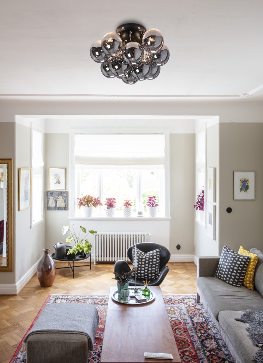 Monaco Ø30 Couleur fumée plafonnier De Lampan - Il est tout aussi beau sous tous les angles et est donc idéal pour un placement central dans la pièce, où il se démarque et devient un accroche-regard.