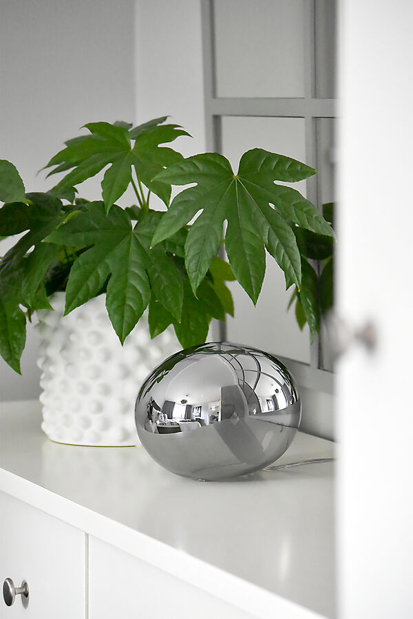 Globus 14cm Couleur fumée lampe de table De Aneta Lighting - Lampe de table globe en verre fum&eacute; avec une source lumineuse &agrave; l'int&eacute;rieur de la sph&egrave;re en verre, qui fournit une lumi&egrave;re d&eacute;corative et chaleureuse.