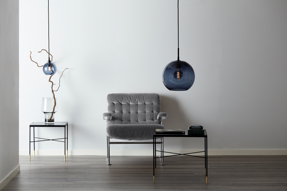 Gloria Ø20 Bleu/noir suspension De Belid - Chaque lampe Gloria est unique avec sa surface souffl&eacute;e &agrave; la bouche et ajoute du caract&egrave;re et de la personnalit&eacute; &agrave; votre maison.