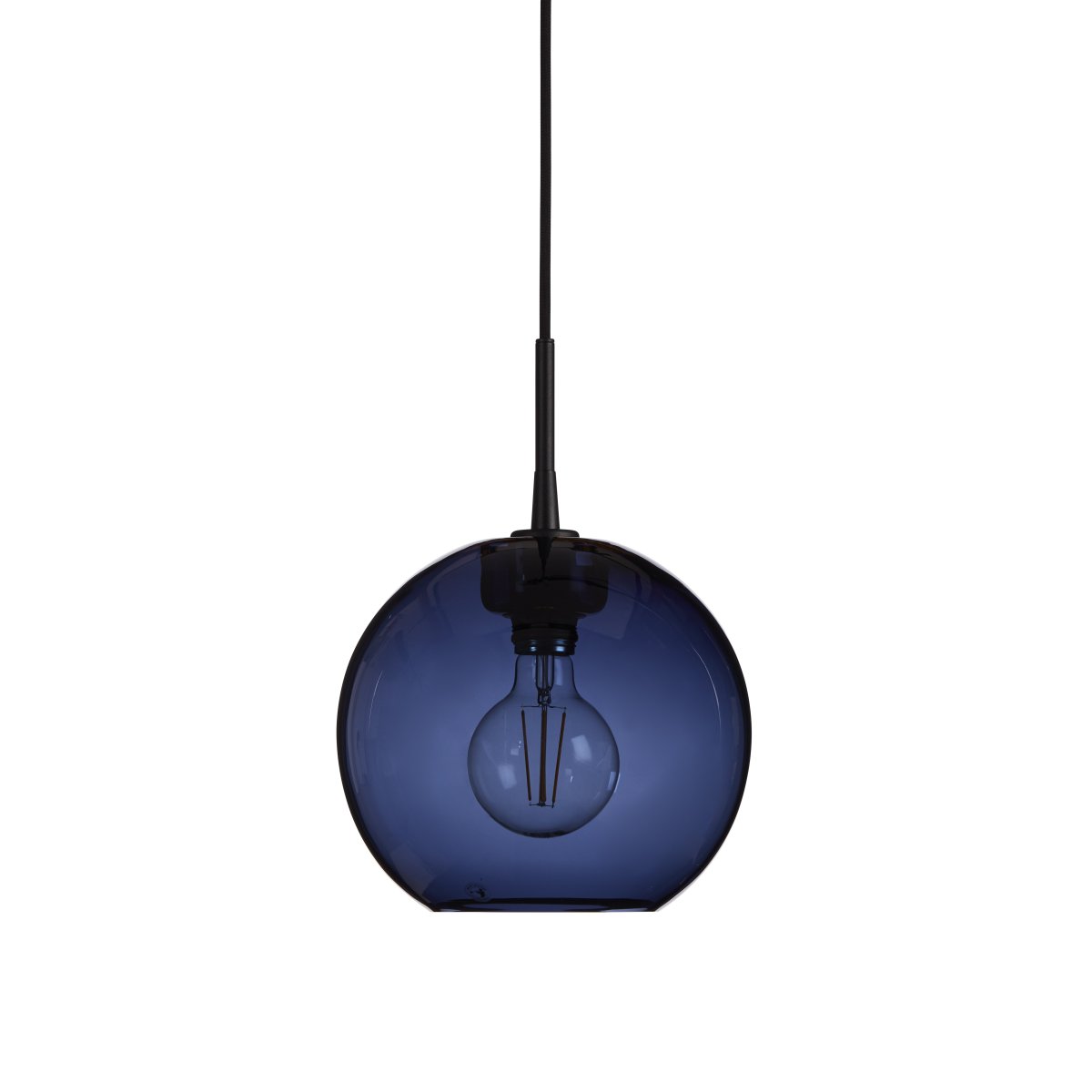 Gloria Ø26 Bleu/noir suspension De Belid - Chaque lampe Gloria est unique avec sa surface soufflée à la bouche et ajoute du caractère et de la personnalité à votre maison.