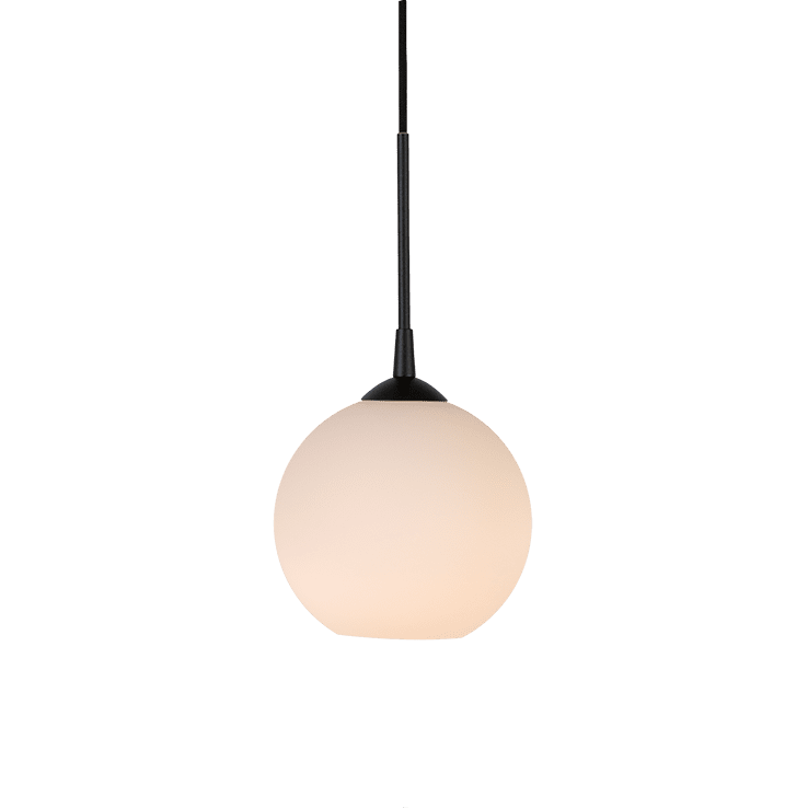 Capo Ø20 Blanc suspension De Belid - La suspension Capo est une suspension sph&eacute;rique classique avec un beau verre opale et de fins d&eacute;tails en m&eacute;tal.