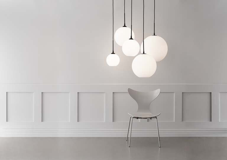 Capo Ø35 Blanc suspension De Belid - La suspension Capo est une suspension sph&eacute;rique classique avec un beau verre opale et de fins d&eacute;tails en m&eacute;tal.