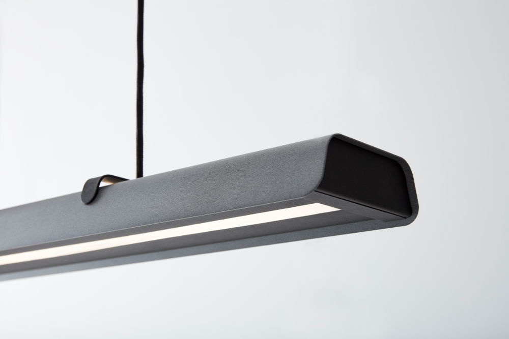 Fold Office 116cm Texture noire suspension De Belid - Chaque lampe est un chef-d'&oelig;uvre du design su&eacute;dois avec des ferrures moul&eacute;es et des d&eacute;tails en relief qui mettent en valeur le savoir-faire solide et montrent comment le m&eacute;tal peut absorber la lumi&egrave;re.