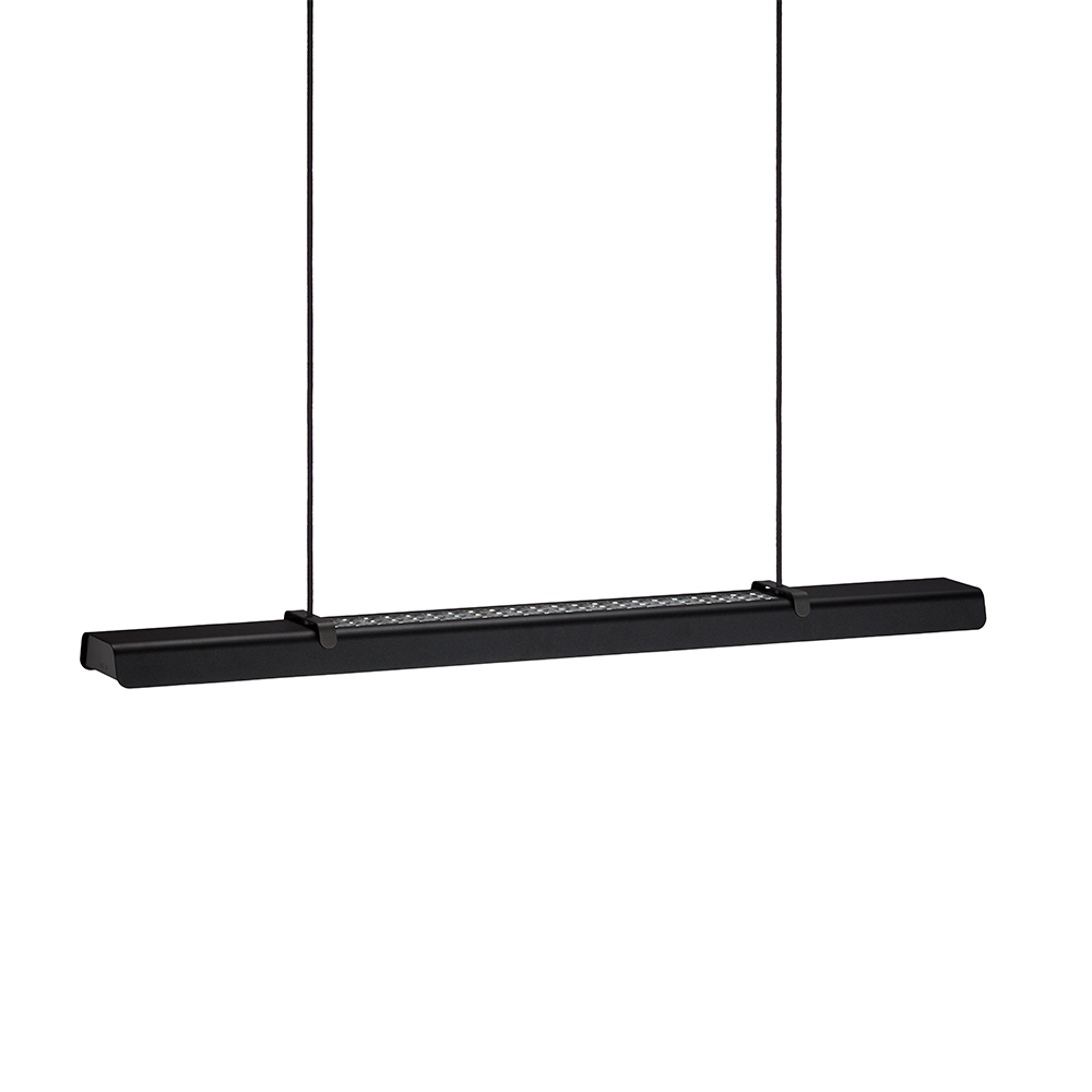 Fold Office 116cm Texture noire suspension De Belid - Chaque lampe est un chef-d'&oelig;uvre du design su&eacute;dois avec des ferrures moul&eacute;es et des d&eacute;tails en relief qui mettent en valeur le savoir-faire solide et montrent comment le m&eacute;tal peut absorber la lumi&egrave;re.