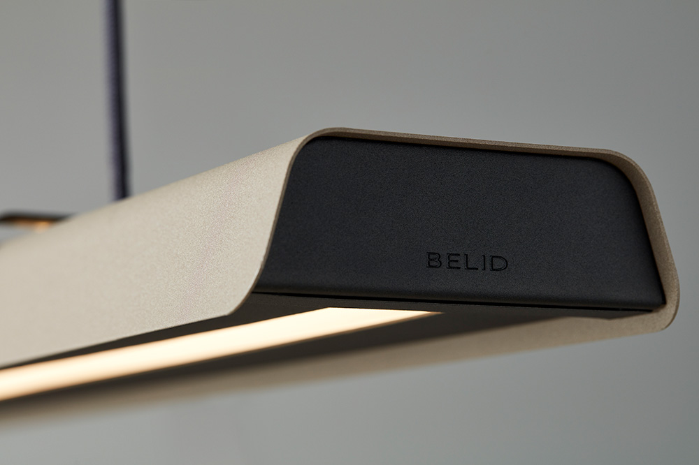 Fold Office 116cm Structure du sable suspension De Belid - Chaque lampe est un chef-d'&oelig;uvre du design su&eacute;dois avec des ferrures moul&eacute;es et des d&eacute;tails en relief qui mettent en valeur le savoir-faire solide et montrent comment le m&eacute;tal peut absorber la lumi&egrave;re.