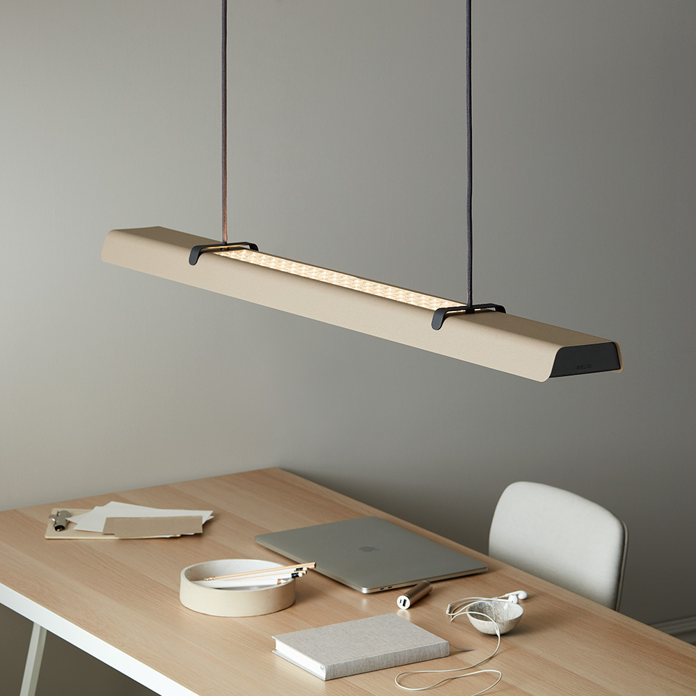 Fold Office 116cm Structure du sable suspension De Belid - Chaque lampe est un chef-d'&oelig;uvre du design su&eacute;dois avec des ferrures moul&eacute;es et des d&eacute;tails en relief qui mettent en valeur le savoir-faire solide et montrent comment le m&eacute;tal peut absorber la lumi&egrave;re.