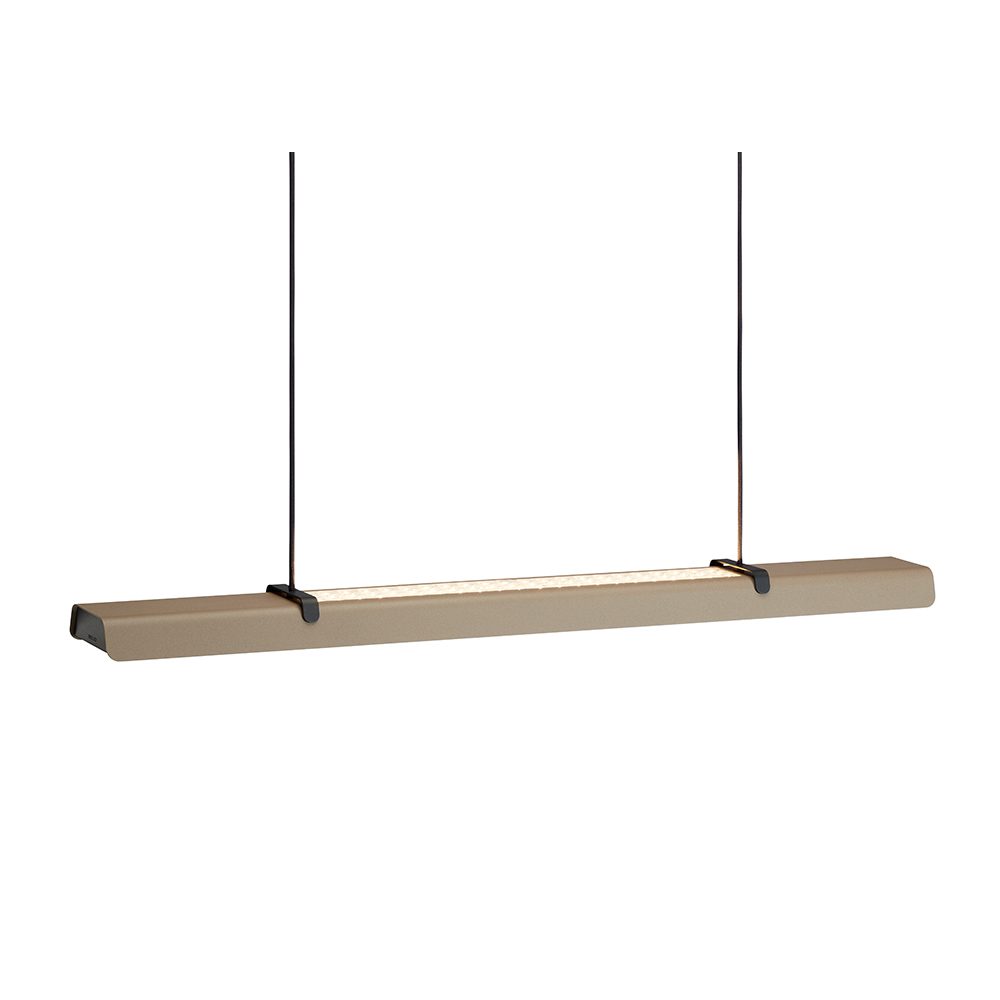 Fold Office 116cm Structure du sable suspension De Belid - Chaque lampe est un chef-d'&oelig;uvre du design su&eacute;dois avec des ferrures moul&eacute;es et des d&eacute;tails en relief qui mettent en valeur le savoir-faire solide et montrent comment le m&eacute;tal peut absorber la lumi&egrave;re.