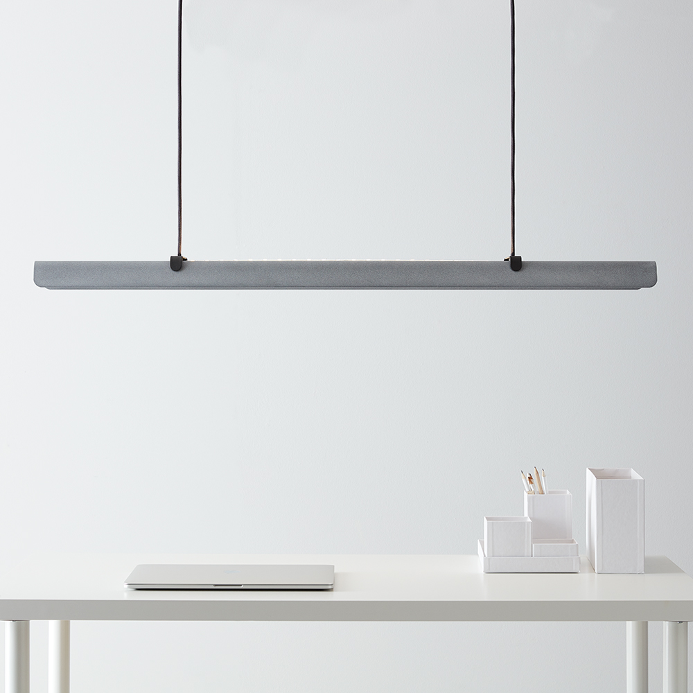 Fold Office 116cm Structure en béton suspension De Belid - Chaque lampe est un chef-d'œuvre du design suédois avec des ferrures moulées et des détails en relief qui mettent en valeur le savoir-faire solide et montrent comment le métal peut absorber la lumière.