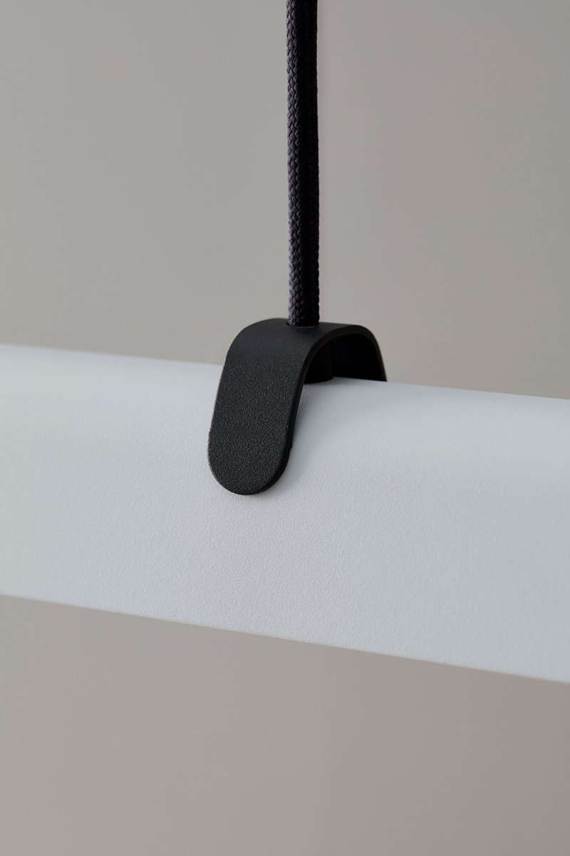 Fold 118cm Blanc suspension De Belid - Chaque lampe est un chef-d'&oelig;uvre du design su&eacute;dois avec des ferrures moul&eacute;es et des d&eacute;tails en relief qui mettent en valeur le savoir-faire solide et montrent comment le m&eacute;tal peut absorber la lumi&egrave;re.