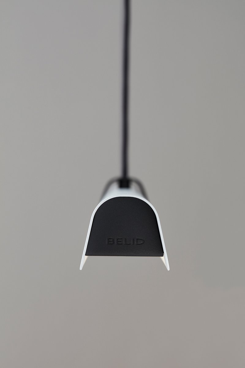 Fold 118cm Blanc suspension De Belid - Chaque lampe est un chef-d'&oelig;uvre du design su&eacute;dois avec des ferrures moul&eacute;es et des d&eacute;tails en relief qui mettent en valeur le savoir-faire solide et montrent comment le m&eacute;tal peut absorber la lumi&egrave;re.