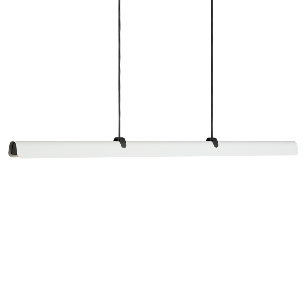 Fold 118cm Blanc suspension De Belid - Chaque lampe est un chef-d'&oelig;uvre du design su&eacute;dois avec des ferrures moul&eacute;es et des d&eacute;tails en relief qui mettent en valeur le savoir-faire solide et montrent comment le m&eacute;tal peut absorber la lumi&egrave;re.