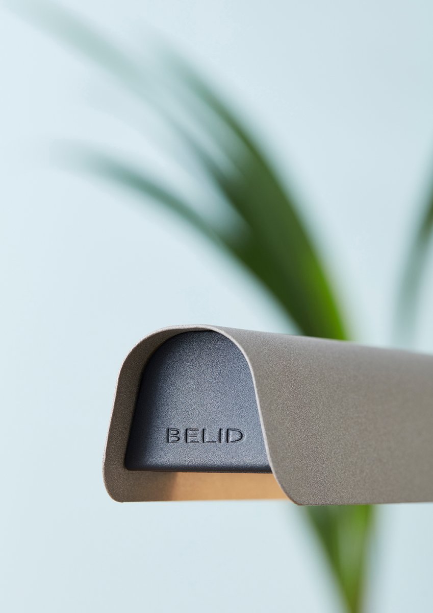 Fold 118cm Sable suspension De Belid - Chaque lampe est un chef-d'&oelig;uvre du design su&eacute;dois avec des ferrures moul&eacute;es et des d&eacute;tails en relief qui mettent en valeur le savoir-faire solide et montrent comment le m&eacute;tal peut absorber la lumi&egrave;re.