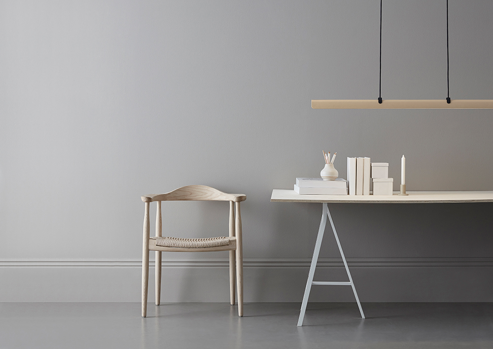 Fold 118cm Sable suspension De Belid - Chaque lampe est un chef-d'&oelig;uvre du design su&eacute;dois avec des ferrures moul&eacute;es et des d&eacute;tails en relief qui mettent en valeur le savoir-faire solide et montrent comment le m&eacute;tal peut absorber la lumi&egrave;re.