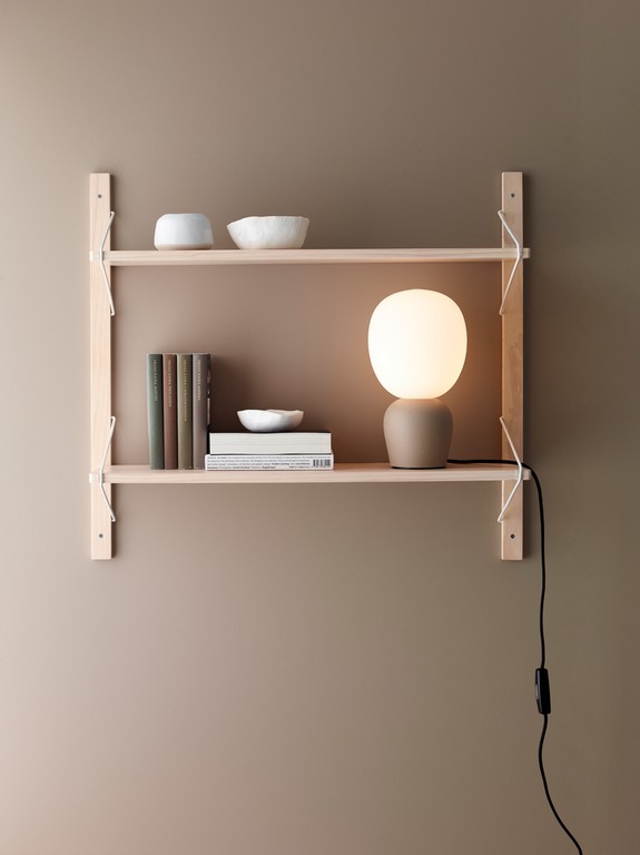 Buddy 18cm Sable lampe de table De Belid - Disponible en suspension et en lampe de table.