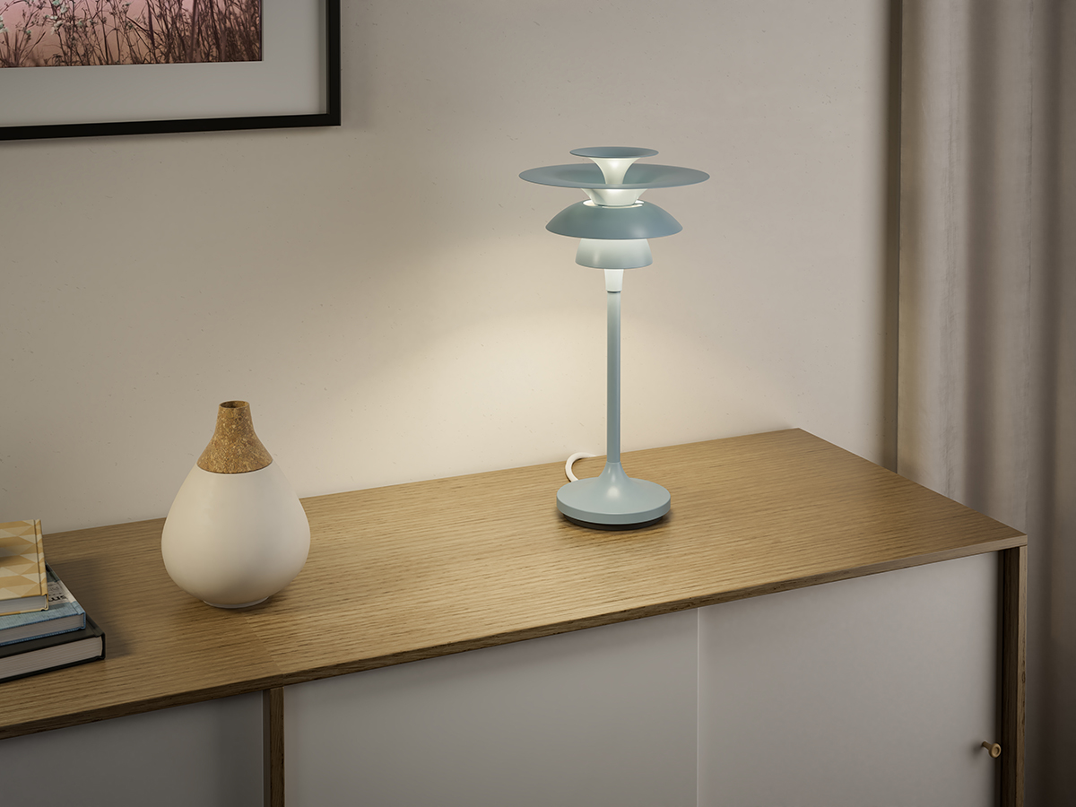 Picasso 35cm Bleu glacier lampe de table De Belid - La famille Picasso se compose de suspensions, de lampes de table et de lampadaires.