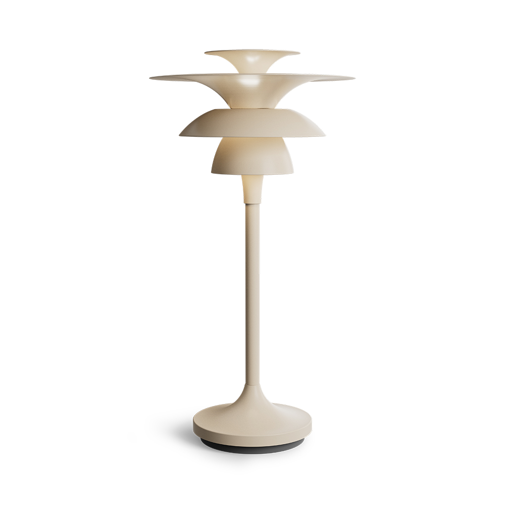 Picasso 35cm Nougat lampe de table De Belid - La famille Picasso se compose de suspensions, de lampes de table et de lampadaires.